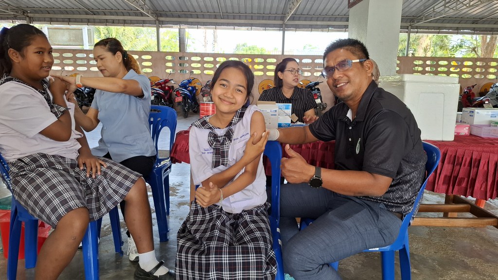 รับบริการตรวจสุขภาพ และฉีดวัคซีน