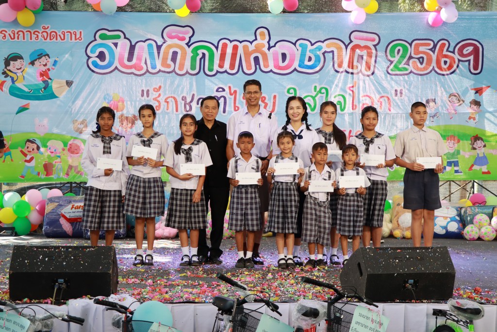 นักเรียนเข้ารับทุนการศึกษา ในงานวันเด็กแห่งชาติ ประจำปี ๒๕๖๙