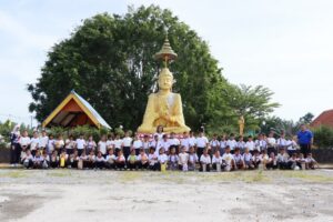นักเรียน ป.๒ โรงเรียนนิคมพัฒนาผัง ๖ ร่วมกิจกรรม “ยกชั้นไปวัดวันพระ” นำปิ่นโตถวายพระ