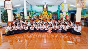 นักเรียนชั้น ป.๕ สืบสานประเพณี ยกชั้นไปวัดวันพระ ณ วัดผังปาล์ม ๓