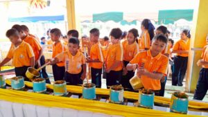 โรงเรียนนิคมพัฒนาผัง ๖ นำคณะครูและนักเรียนชั้น ป.๖ ร่วมสืบสานประเพณีหล่อเทียนพรรษา ณ วัดนิคมพัฒนาราม