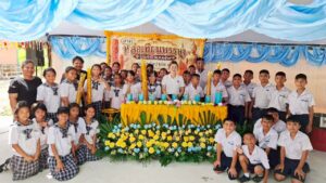 โรงเรียนนิคมพัฒนาผัง ๖ นำคณะครูและนักเรียน ร่วมสืบสานประเพณีหล่อเทียนพรรษา ณ วัดผังปาล์ม ๓