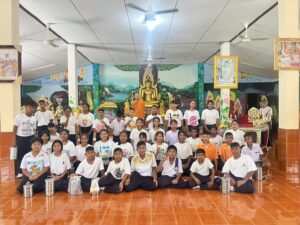 นักเรียนชั้น ป.๖ สืบสานประเพณี “ยกชั้นไปวัดวันพระ” ณ วัดผังปาล์ม ๓