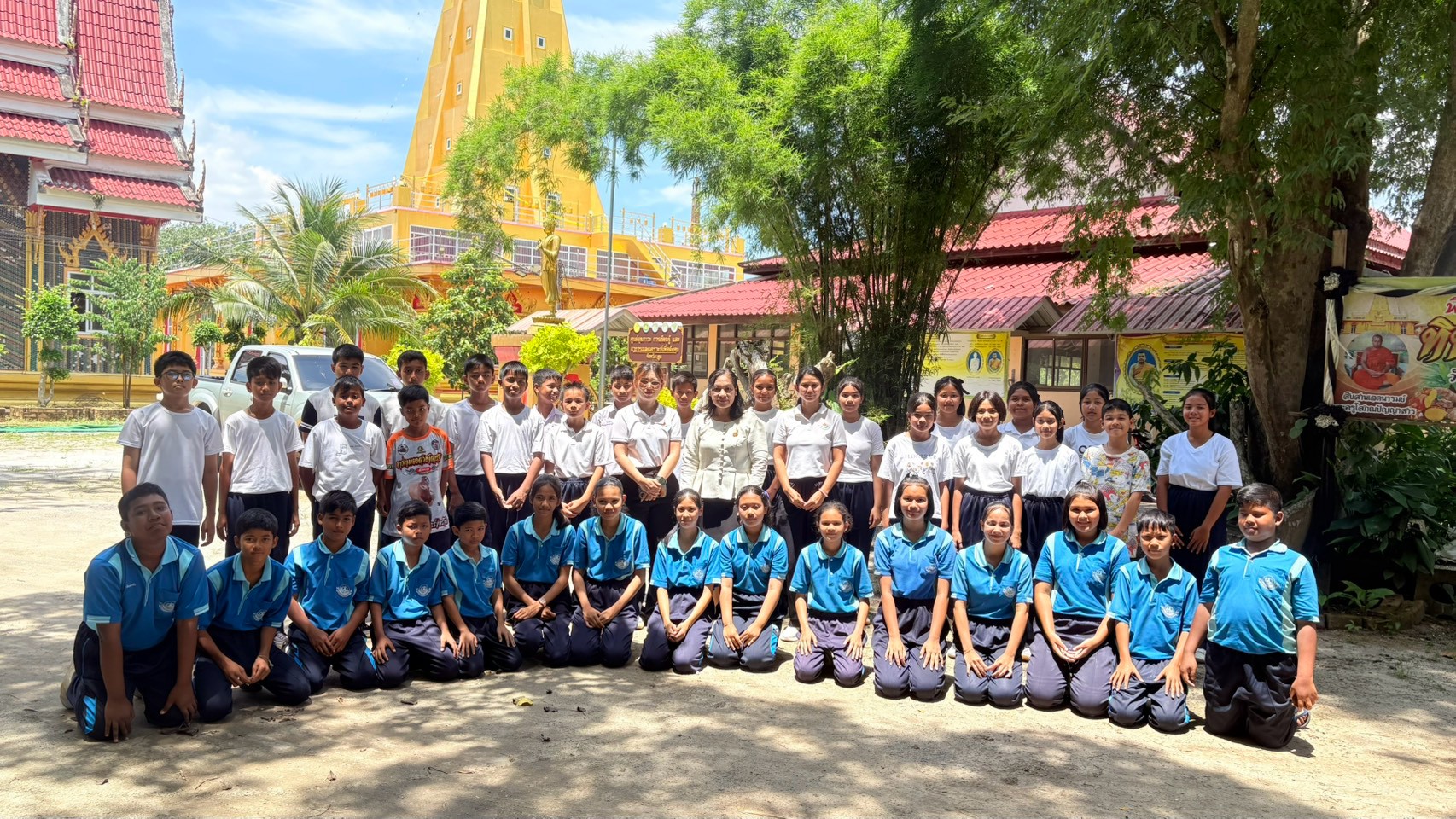 โรงเรียนนิคมพัฒนาผัง ๖ นำนักเรียนชั้น ม.๑ สืบสานประเพณี “ยกชั้นไปวัดวันพระ” ณ วัดนิคมพัฒนาราม (วัดผัง ๗)