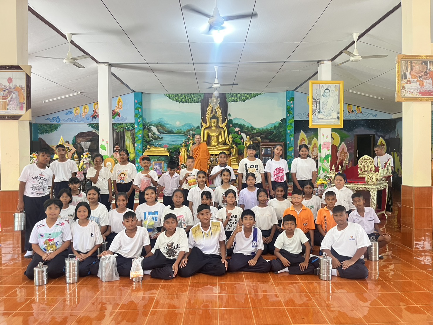 นักเรียนชั้น ป.๖ สืบสานประเพณี “ยกชั้นไปวัดวันพระ” ณ วัดผังปาล์ม ๓