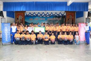 บริษัท พิธานพาณิชย์ – อริยะมอเตอร์ จัดกิจกรรมอบรมความรู้ความปลอดภัยทางถนน พร้อมมอบหมวกนิรภัยแก่นักเรียนโรงเรียนนิคมพัฒนาผัง ๖