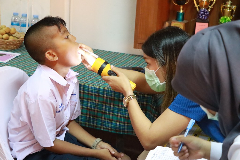 รับบริการตรวจสุขภาพช่องปากและทาฟลูออไรด์ จากสถานีอนามัยเฉลิมพระเกียรติ ๖๐ พรรษา นวมินทราชินี